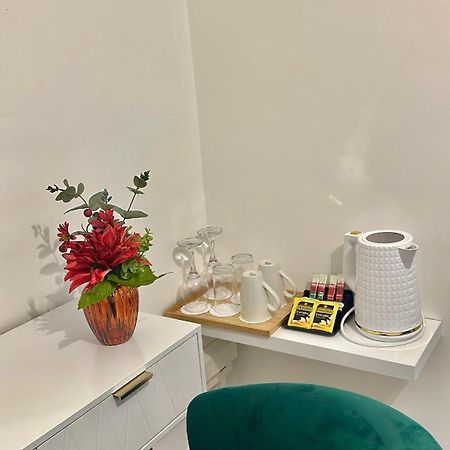 The Green Luxe En-Suite In Stratford Лондон Екстериор снимка