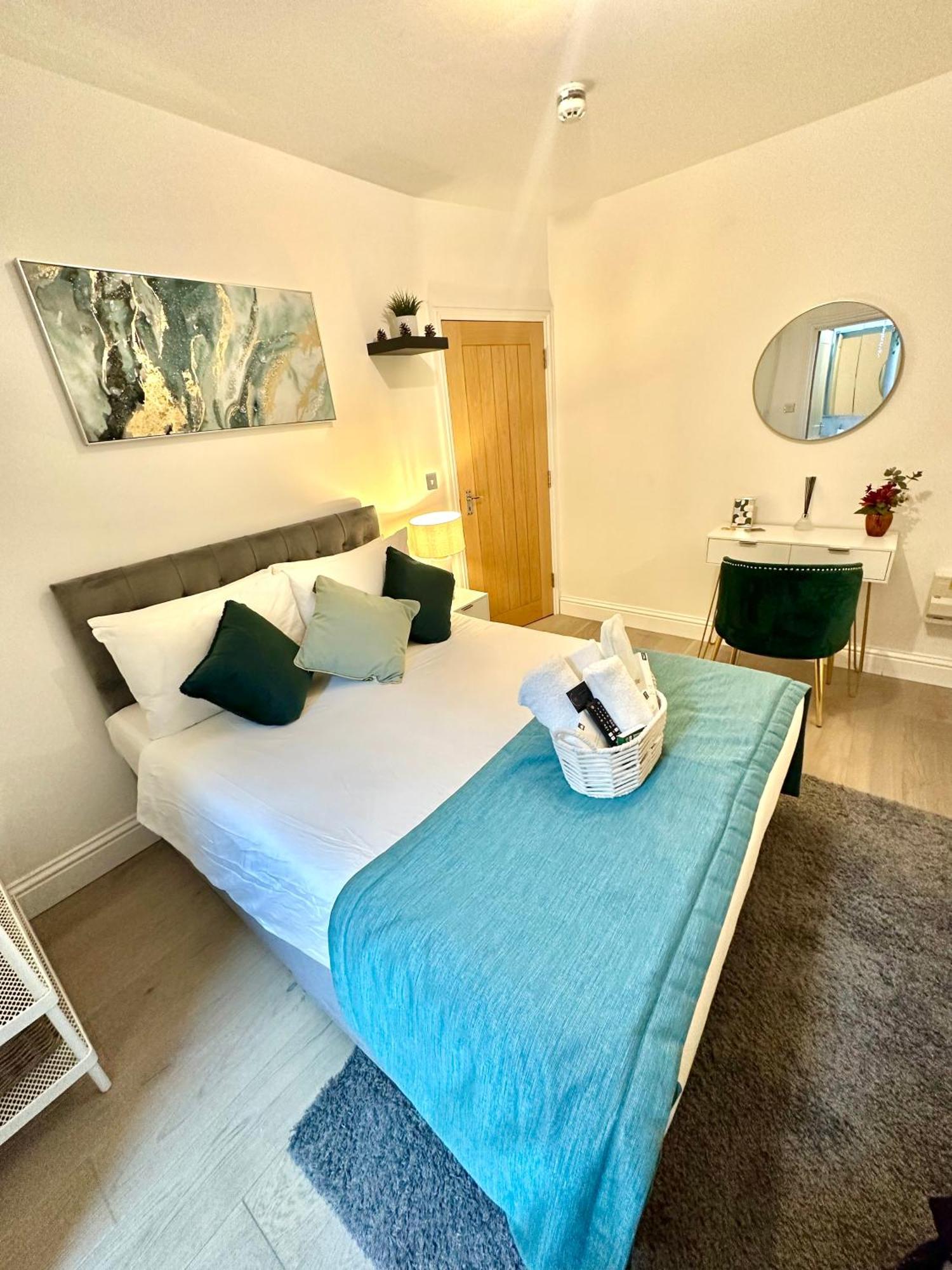 The Green Luxe En-Suite In Stratford Лондон Екстериор снимка