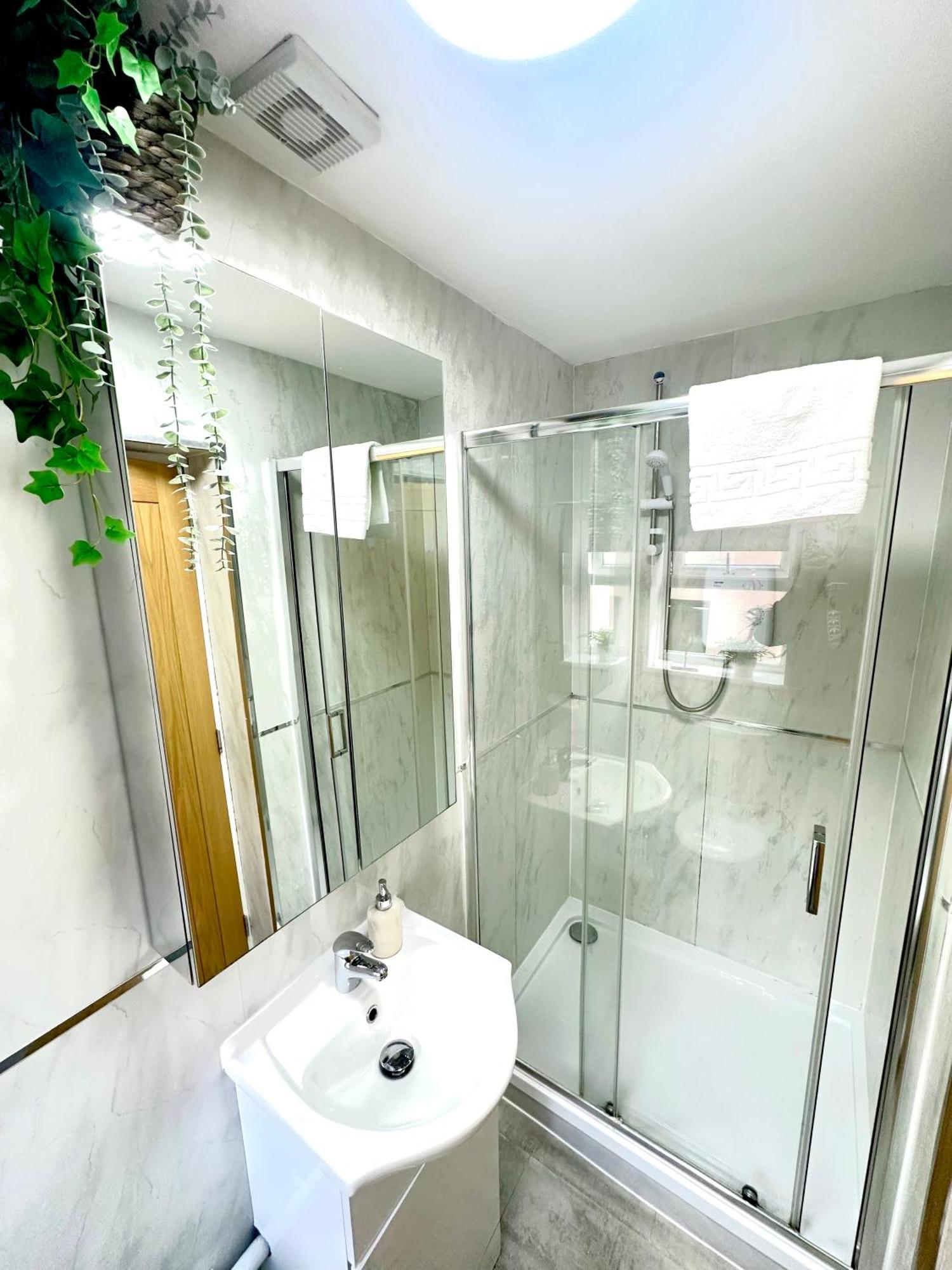 The Green Luxe En-Suite In Stratford Лондон Екстериор снимка